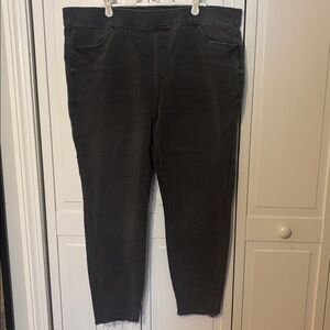 Black/gray ankle jeans.